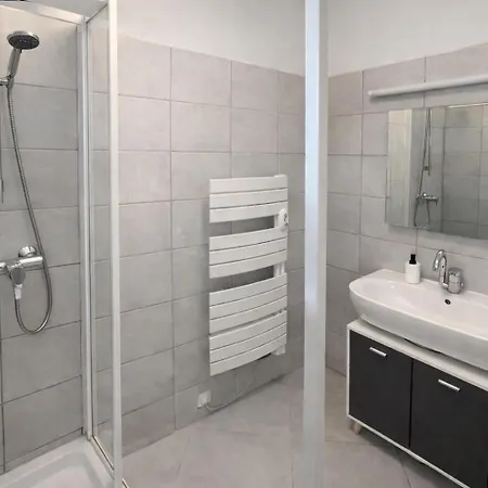 La Maison Du Voyageur - Au Pied De La Gare De *