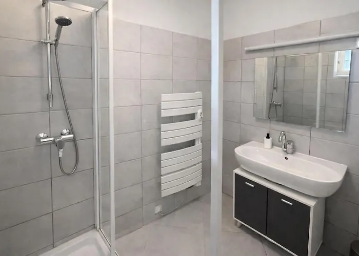 La Maison Du Voyageur - Au Pied De La Gare De *